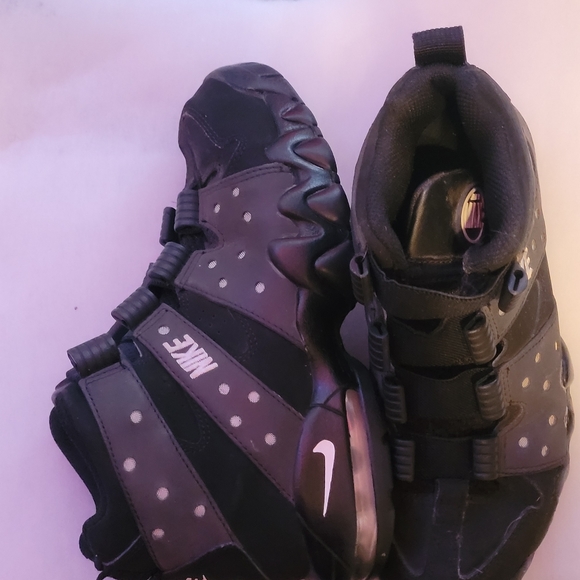 Nikes - Picture 2 of 6